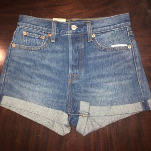 Levi’s medium wash wedgie fit short